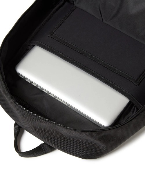 NEW ERA(ニューエラ)の「NEW ERA/ニューエラ Bz Smart Pack 28L(バックパック/リュック・メンズ・ブラック・FREE)」の4枚目の写真