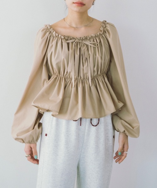 DRWCYS（ドロシーズ）の「オフショルギャザーリボンブラウス（シャツ/ブラウス・レディース・ホワイト/ベージュ/ネイビー/ブルー・FREE）」の2枚目の写真