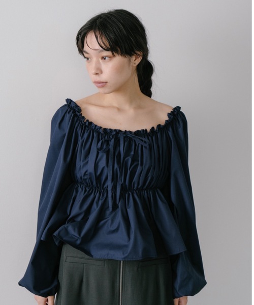 DRWCYS（ドロシーズ）の「オフショルギャザーリボンブラウス（シャツ/ブラウス・レディース・ホワイト/ベージュ/ネイビー/ブルー・FREE）」の3枚目の写真