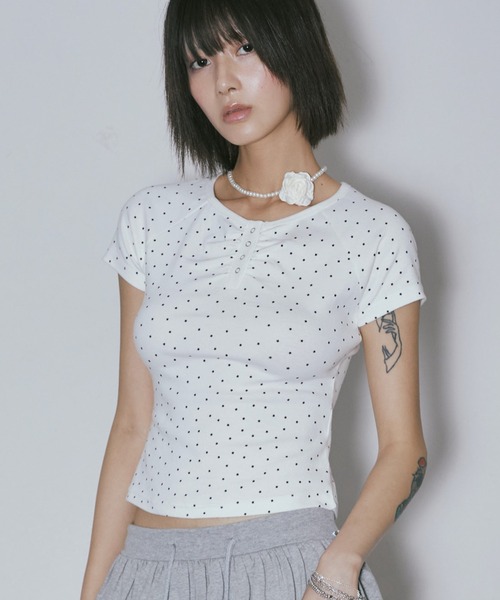NIIER NOR（ニアノア）の「A'GEM/9 × .kom 『NIIER NOR/ニーアノア』 SHIRRING STAR BUTTON DOWN TEE/シャーリング スター ボタンダウン TEE（Tシャツ/カットソー・レディース・グレー/アイボリー・FREE）」の2枚目の写真