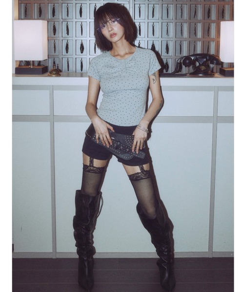 NIIER NOR（ニアノア）の「A'GEM/9 × .kom 『NIIER NOR/ニーアノア』 SHIRRING STAR BUTTON DOWN TEE/シャーリング スター ボタンダウン TEE（Tシャツ/カットソー・レディース・グレー/アイボリー・FREE）」の4枚目の写真