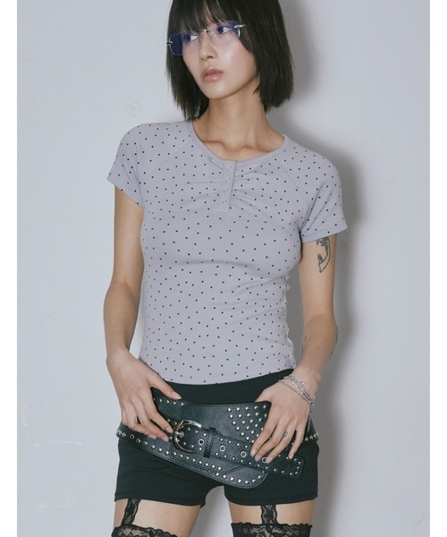 NIIER NOR（ニアノア）の「A'GEM/9 × .kom 『NIIER NOR/ニーアノア』 SHIRRING STAR BUTTON DOWN TEE/シャーリング スター ボタンダウン TEE（Tシャツ/カットソー・レディース・グレー/アイボリー・FREE）」の5枚目の写真