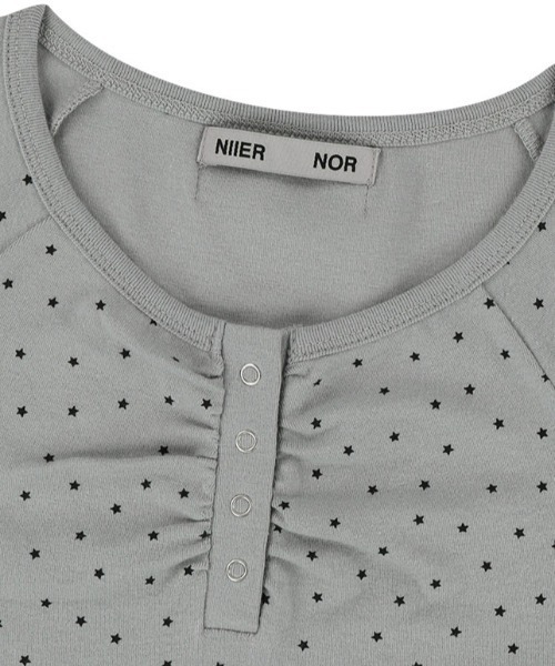 NIIER NOR（ニアノア）の「A'GEM/9 × .kom 『NIIER NOR/ニーアノア』 SHIRRING STAR BUTTON DOWN TEE/シャーリング スター ボタンダウン TEE（Tシャツ/カットソー・レディース・グレー/アイボリー・FREE）」の14枚目の写真