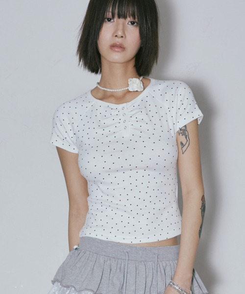 NIIER NOR（ニアノア）の「A'GEM/9 × .kom 『NIIER NOR/ニーアノア』 SHIRRING STAR BUTTON DOWN TEE/シャーリング スター ボタンダウン TEE（Tシャツ/カットソー・レディース・グレー/アイボリー・FREE）」の9枚目の写真