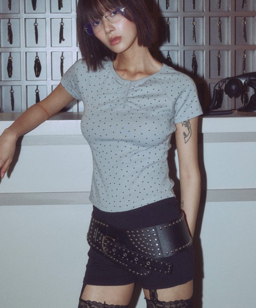 NIIER NOR（ニアノア）の「A'GEM/9 × .kom 『NIIER NOR/ニーアノア』 SHIRRING STAR BUTTON DOWN TEE/シャーリング スター ボタンダウン TEE（Tシャツ/カットソー・レディース・グレー/アイボリー・FREE）」の3枚目の写真
