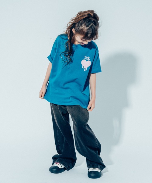 URBAN CHERRY（アーバンチェリー）の「【吸水速乾】オーバーサイズハートロゴプリントTシャツ（Tシャツ/カットソー・キッズ・ホワイト/レッド/ブルー/チャコール・110cm/120cm/130cm/140cm/150cm）」の20枚目の写真