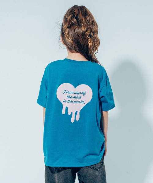 URBAN CHERRY（アーバンチェリー）の「【吸水速乾】オーバーサイズハートロゴプリントTシャツ（Tシャツ/カットソー・キッズ・ホワイト/レッド/ブルー/チャコール・110cm/120cm/130cm/140cm/150cm）」の21枚目の写真