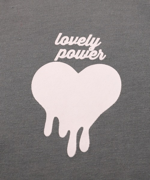 URBAN CHERRY（アーバンチェリー）の「【吸水速乾】オーバーサイズハートロゴプリントTシャツ（Tシャツ/カットソー・キッズ・ホワイト/レッド/ブルー/チャコール・110cm/120cm/130cm/140cm/150cm）」の6枚目の写真