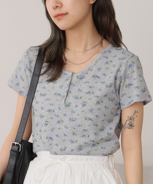 ROOPTOKYO（ループトウキョウ）の「小花柄  ヘンリーネック ワッフル半袖Ｔシャツ（Tシャツ/カットソー・レディース・アイボリー/ピンク/グレー・FREE）」の3枚目の写真