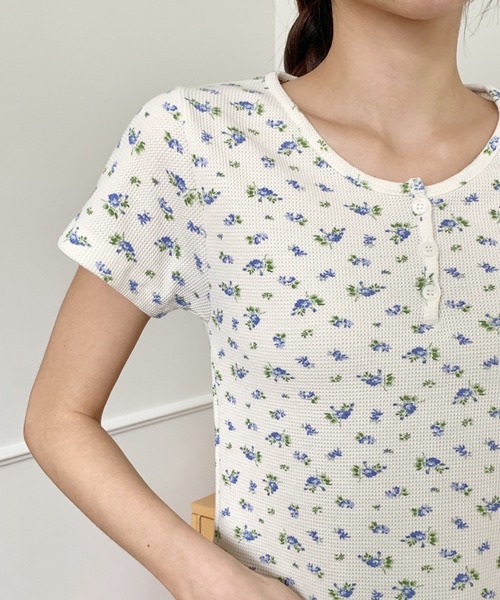 ROOPTOKYO（ループトウキョウ）の「小花柄  ヘンリーネック ワッフル半袖Ｔシャツ（Tシャツ/カットソー・レディース・アイボリー/ピンク/グレー・FREE）」の7枚目の写真