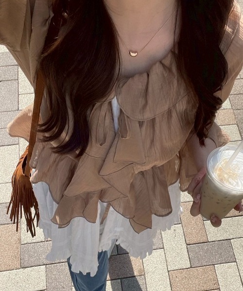 continuer de NICE CLAUP（コンティニューデナイスクラップ）の「【@_chipi2xセレクト】楊柳シアーラッフルブラウス（シャツ/ブラウス・レディース・キャメル/ピンク/オフホワイト/サックスブルー・FREE）」の4枚目の写真
