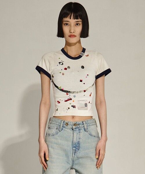 Maison MIHARA YASUHIRO(メゾンミハラヤスヒロ)の「【MIHARA YASUHIRO/ミハラヤスヒロ】SMILY FACE PRINTED STICKER MINI TEE/スマイリーファイスプリンテッドミニTシャツ(Tシャツ/カットソー・レディース・ホワイト/ブラック・36)」の10枚目の写真