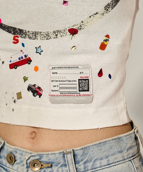 Maison MIHARA YASUHIRO(メゾンミハラヤスヒロ)の「【MIHARA YASUHIRO/ミハラヤスヒロ】SMILY FACE PRINTED STICKER MINI TEE/スマイリーファイスプリンテッドミニTシャツ(Tシャツ/カットソー・レディース・ホワイト/ブラック・36)」の16枚目の写真