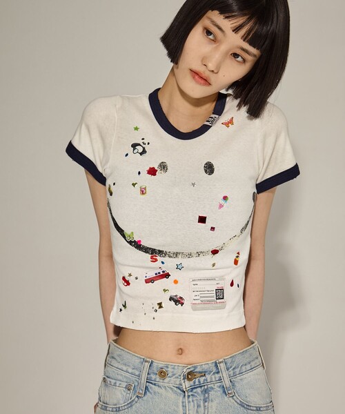 Maison MIHARA YASUHIRO(メゾンミハラヤスヒロ)の「【MIHARA YASUHIRO/ミハラヤスヒロ】SMILY FACE PRINTED STICKER MINI TEE/スマイリーファイスプリンテッドミニTシャツ(Tシャツ/カットソー・レディース・ホワイト/ブラック・36)」の2枚目の写真