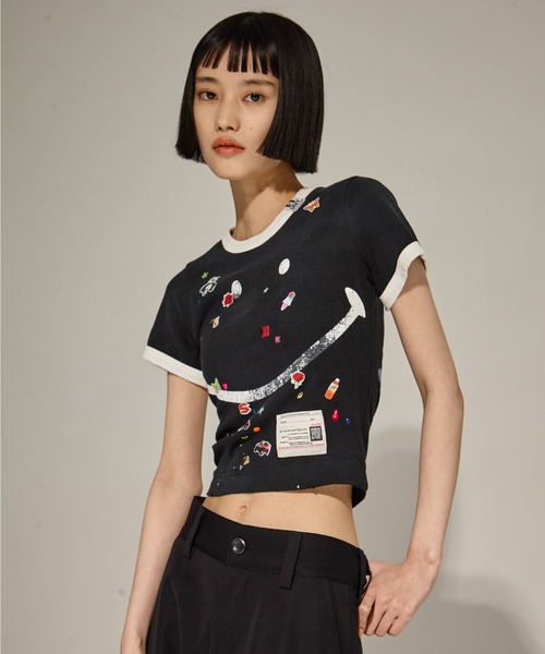 Maison MIHARA YASUHIRO(メゾンミハラヤスヒロ)の「【MIHARA YASUHIRO/ミハラヤスヒロ】SMILY FACE PRINTED STICKER MINI TEE/スマイリーファイスプリンテッドミニTシャツ(Tシャツ/カットソー・レディース・ホワイト/ブラック・36)」の19枚目の写真