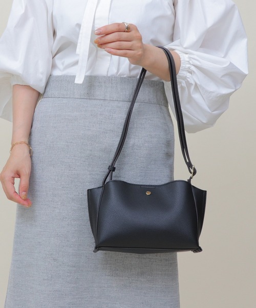 Bermosa(ベルモサ)の「3層式 ショルダーバッグ(ショルダーバッグ・レディース・ブラック×グレー/ベージュ/キャメル/アイボリー/ブラック/グレー×ホワイト/ピンクベージュ/グレー/シルバー・FREE)」の4枚目の写真