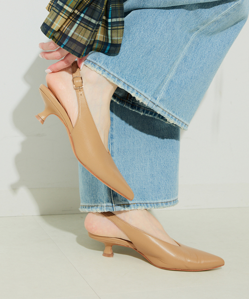 SLOBE IENA(スローブイエナ)の「SLOBE ベルトバックスリングパンプス(パンプス・レディース・ブラック/ベージュ・22.5cm/23cm/23.5cm/24cm/24.5cm)」の18枚目の写真