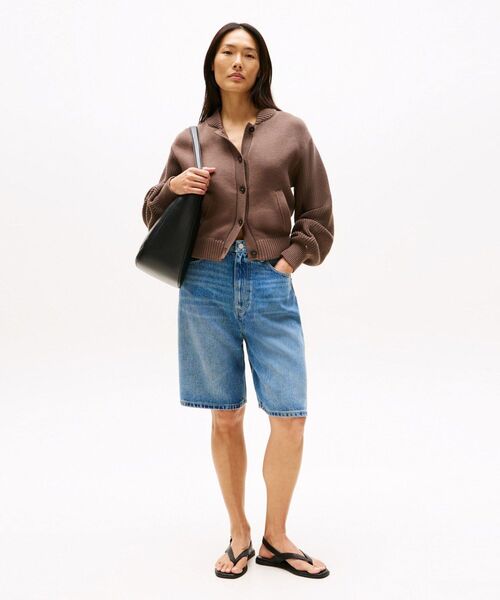 TOMMY HILFIGER（トミーヒルフィガー）の「デニムバミューダショートパンツ（その他パンツ・レディース・ブルー・26inch/27inch/25inch）」の2枚目の写真