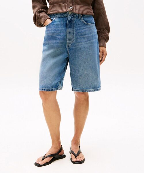 TOMMY HILFIGER（トミーヒルフィガー）の「デニムバミューダショートパンツ（その他パンツ・レディース・ブルー・26inch/27inch/25inch）」の6枚目の写真