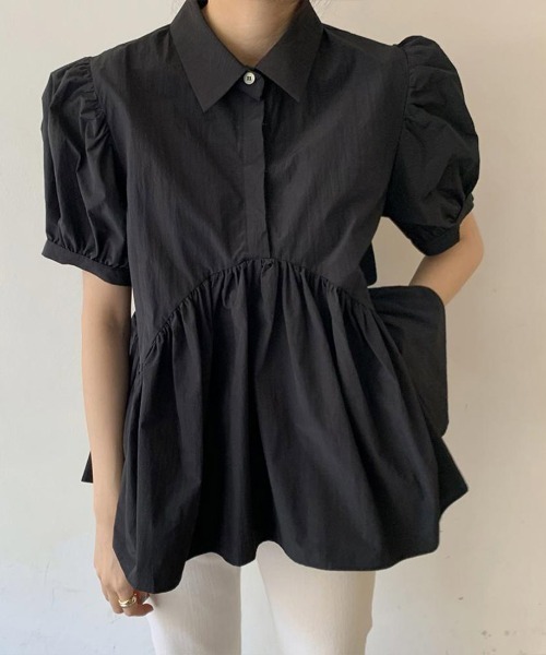 maison de LATIR(メゾンドラティール)の「レトロな大人可愛いパフスリーブペプラシャツ(シャツ/ブラウス・レディース・ホワイト/ブラック・FREE)」の1枚目の写真