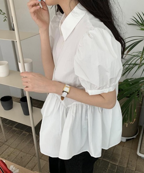 maison de LATIR(メゾンドラティール)の「レトロな大人可愛いパフスリーブペプラシャツ(シャツ/ブラウス・レディース・ホワイト/ブラック・FREE)」の4枚目の写真