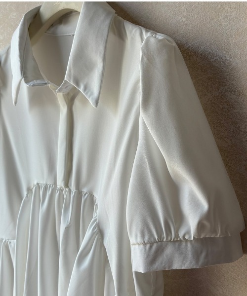maison de LATIR(メゾンドラティール)の「レトロな大人可愛いパフスリーブペプラシャツ(シャツ/ブラウス・レディース・ホワイト/ブラック・FREE)」の15枚目の写真