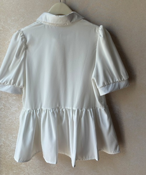 maison de LATIR(メゾンドラティール)の「レトロな大人可愛いパフスリーブペプラシャツ(シャツ/ブラウス・レディース・ホワイト/ブラック・FREE)」の17枚目の写真