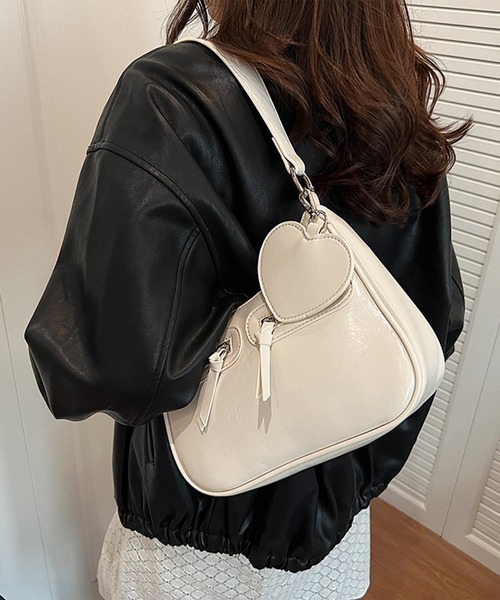 Lace Ladies（レースレディース）の「レザー調 ハート チャーム付き 2WAY ショルダーバッグ（ショルダーバッグ・レディース・ブラック/アイボリー/ダークブラウン/ブラウン・FREE）」の2枚目の写真