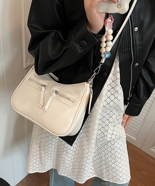 Lace Ladies（レースレディース）の「レザー調 ハート チャーム付き 2WAY ショルダーバッグ（ショルダーバッグ・レディース・ブラック/アイボリー/ダークブラウン/ブラウン・FREE）」の6枚目の写真