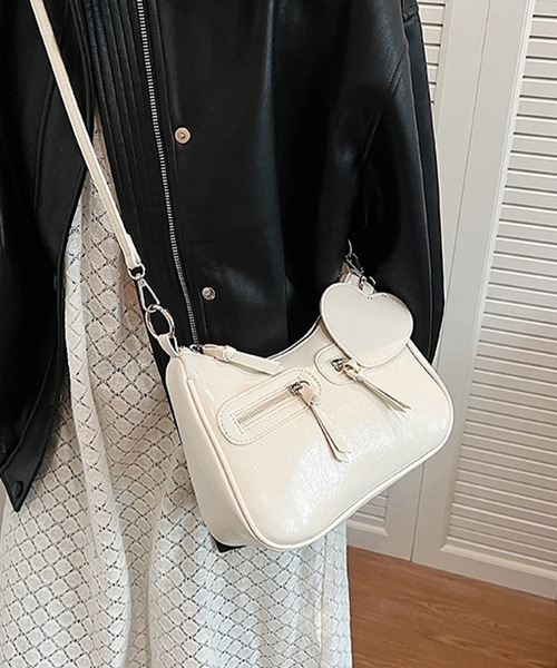Lace Ladies（レースレディース）の「レザー調 ハート チャーム付き 2WAY ショルダーバッグ（ショルダーバッグ・レディース・ブラック/アイボリー/ダークブラウン/ブラウン・FREE）」の9枚目の写真