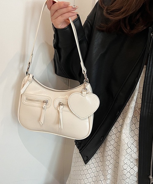 Lace Ladies（レースレディース）の「レザー調 ハート チャーム付き 2WAY ショルダーバッグ（ショルダーバッグ・レディース・ブラック/アイボリー/ダークブラウン/ブラウン・FREE）」の10枚目の写真
