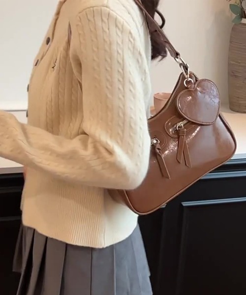 Lace Ladies（レースレディース）の「レザー調 ハート チャーム付き 2WAY ショルダーバッグ（ショルダーバッグ・レディース・ブラック/アイボリー/ダークブラウン/ブラウン・FREE）」の12枚目の写真