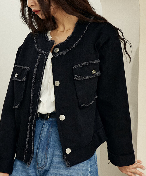 PUBLUX(パブリュクス)の「MARY QUANT × PUBLUX/マリークワント フラワーモチーフ釦 ノーカラー デニムジャケット 限定展開(デニムジャケット・レディース・ブラック/チャコールグレー・フリ-)」の2枚目の写真