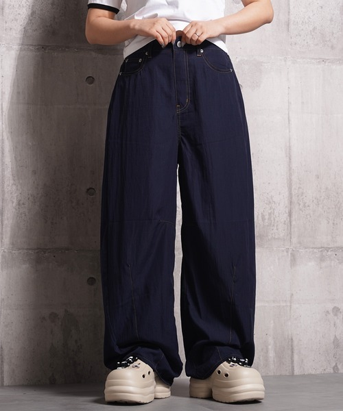 1111clothing(ワンフォークロージング)の「ナイロン ワッシャー バレルレッグパンツ / Nylon Washer Barrel Leg Pants(その他パンツ・レディース・ブラック/ネイビー・L)」の1枚目の写真