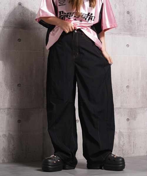 1111clothing(ワンフォークロージング)の「ナイロン ワッシャー バレルレッグパンツ / Nylon Washer Barrel Leg Pants(その他パンツ・レディース・ブラック/ネイビー・L)」の15枚目の写真