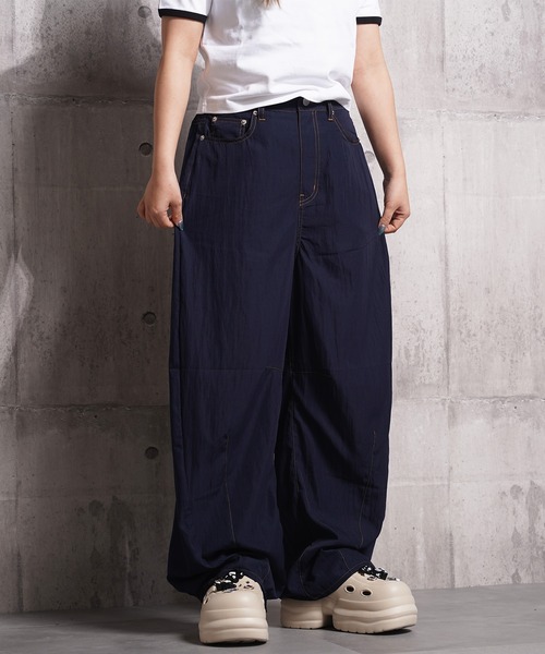 1111clothing(ワンフォークロージング)の「ナイロン ワッシャー バレルレッグパンツ / Nylon Washer Barrel Leg Pants(その他パンツ・レディース・ブラック/ネイビー・L)」の3枚目の写真
