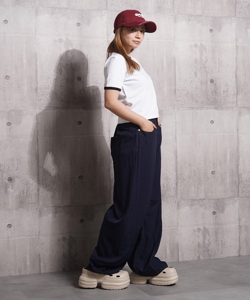 1111clothing(ワンフォークロージング)の「ナイロン ワッシャー バレルレッグパンツ / Nylon Washer Barrel Leg Pants(その他パンツ・レディース・ブラック/ネイビー・L)」の4枚目の写真