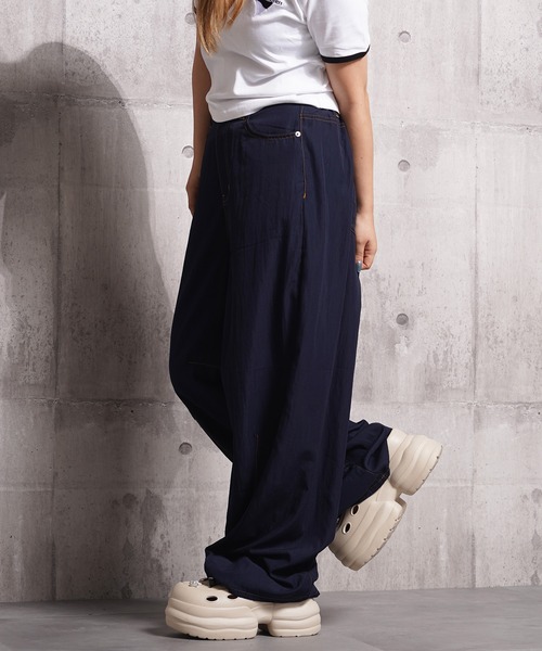1111clothing(ワンフォークロージング)の「ナイロン ワッシャー バレルレッグパンツ / Nylon Washer Barrel Leg Pants(その他パンツ・レディース・ブラック/ネイビー・L)」の6枚目の写真