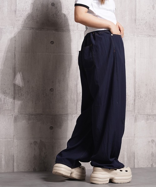 1111clothing(ワンフォークロージング)の「ナイロン ワッシャー バレルレッグパンツ / Nylon Washer Barrel Leg Pants(その他パンツ・レディース・ブラック/ネイビー・L)」の8枚目の写真