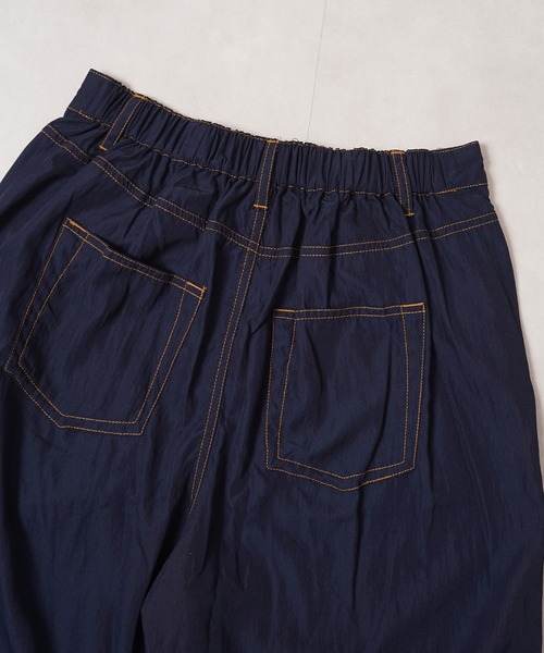 1111clothing(ワンフォークロージング)の「ナイロン ワッシャー バレルレッグパンツ / Nylon Washer Barrel Leg Pants(その他パンツ・レディース・ブラック/ネイビー・L)」の13枚目の写真