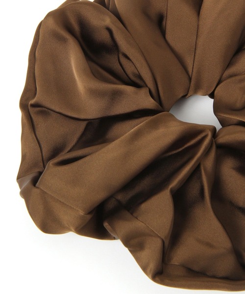 LAKOLE（ラコレ）の「サテンビッグシュシュ / 583577（シュシュ・レディース・ブラック/ブラウン・FREE）」の4枚目の写真