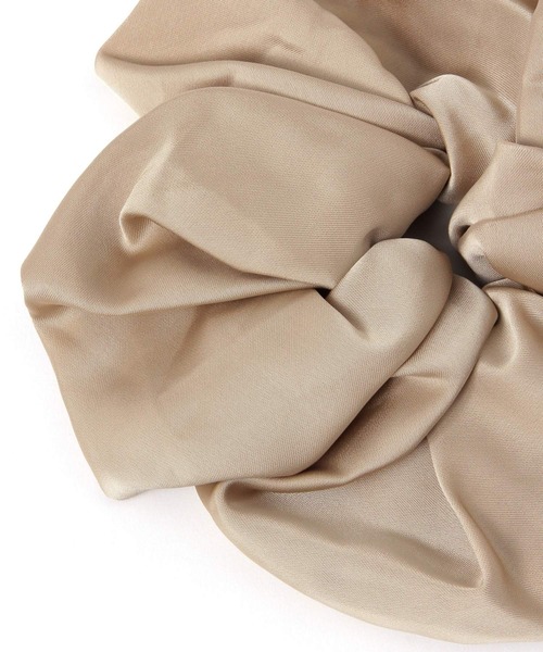 LAKOLE（ラコレ）の「サテンビッグシュシュ / 583577（シュシュ・レディース・ブラック/ブラウン・FREE）」の5枚目の写真