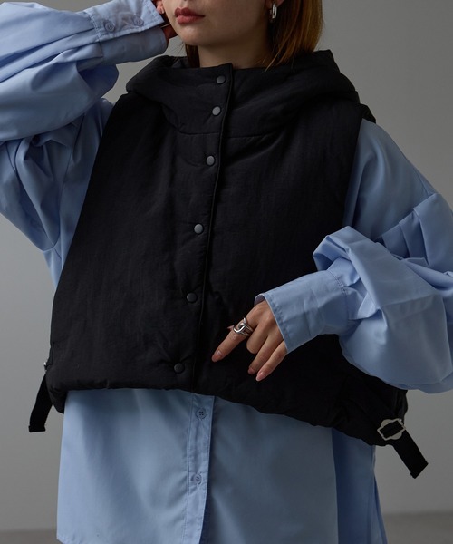 r.(アールドット)の「クロップドフーディー中わたベスト(ダウンベスト・レディース・ベージュ/オリーブ/ブラック・FREE)」の12枚目の写真