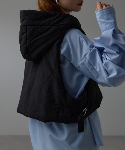 r.(アールドット)の「クロップドフーディー中わたベスト(ダウンベスト・レディース・ベージュ/オリーブ/ブラック・FREE)」の10枚目の写真