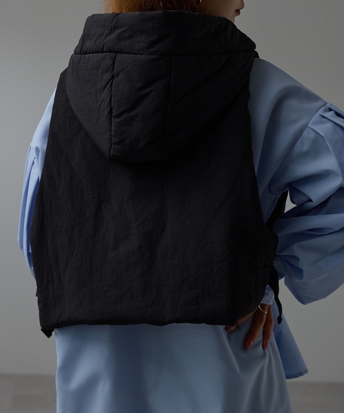 r.(アールドット)の「クロップドフーディー中わたベスト(ダウンベスト・レディース・ベージュ/オリーブ/ブラック・FREE)」の4枚目の写真