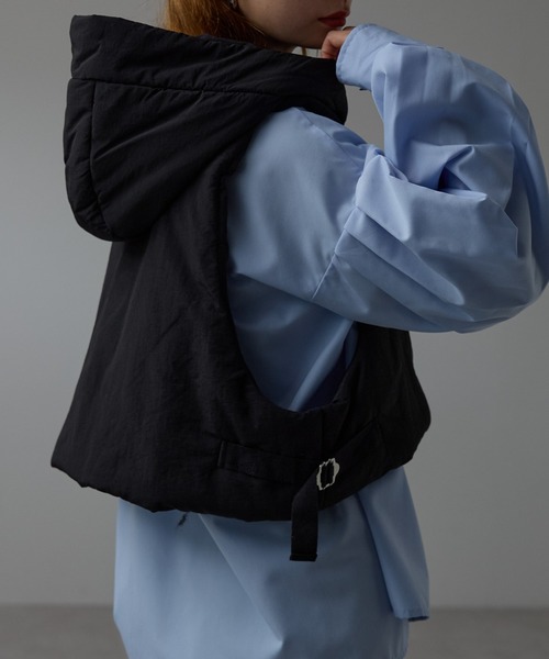 r.(アールドット)の「クロップドフーディー中わたベスト(ダウンベスト・レディース・ベージュ/オリーブ/ブラック・FREE)」の5枚目の写真