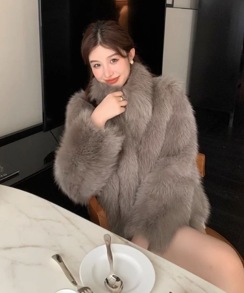 lilful（リルフル）の「シャギーファーカラーボリュームショートジャケット（ブルゾン・レディース・ブラウン・F）」の2枚目の写真