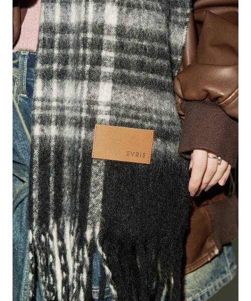 EVRIS（エヴリス）の「シャギーソフトマフラー（マフラー・レディース・マスタード/ホワイト/ブラック/ブルー・FREE）」の5枚目の写真