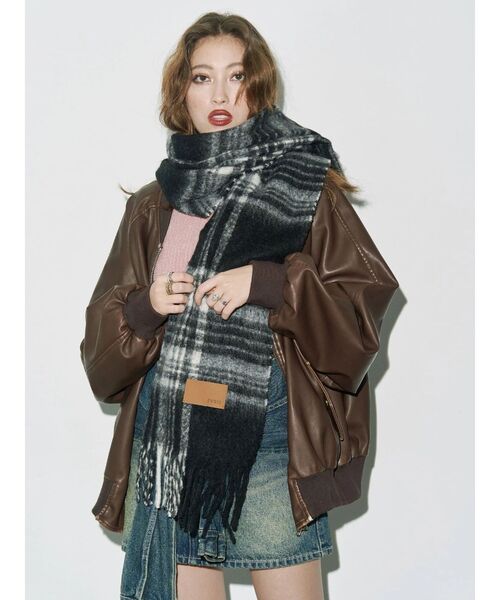 EVRIS（エヴリス）の「シャギーソフトマフラー（マフラー・レディース・マスタード/ホワイト/ブラック/ブルー・FREE）」の8枚目の写真