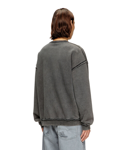 DIESEL(ディーゼル)の「メンズ リラックスフィット オーバースウェット S-BOXT-RAW-V1(スウェット・メンズ・ブラック・MEDIUM/LARGE/SMALL/X-LARGE/X-SMALL)」の3枚目の写真